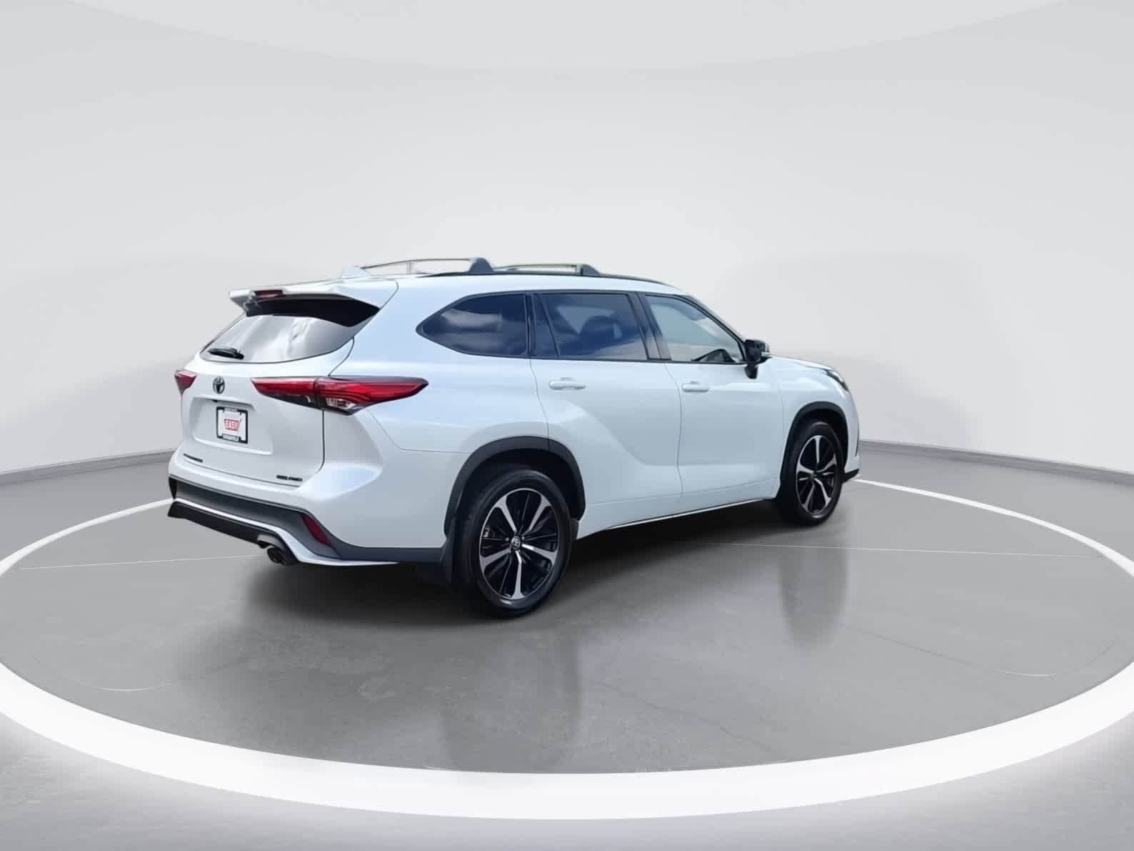 Thumbnail: 2022 Toyota Highlander - 8