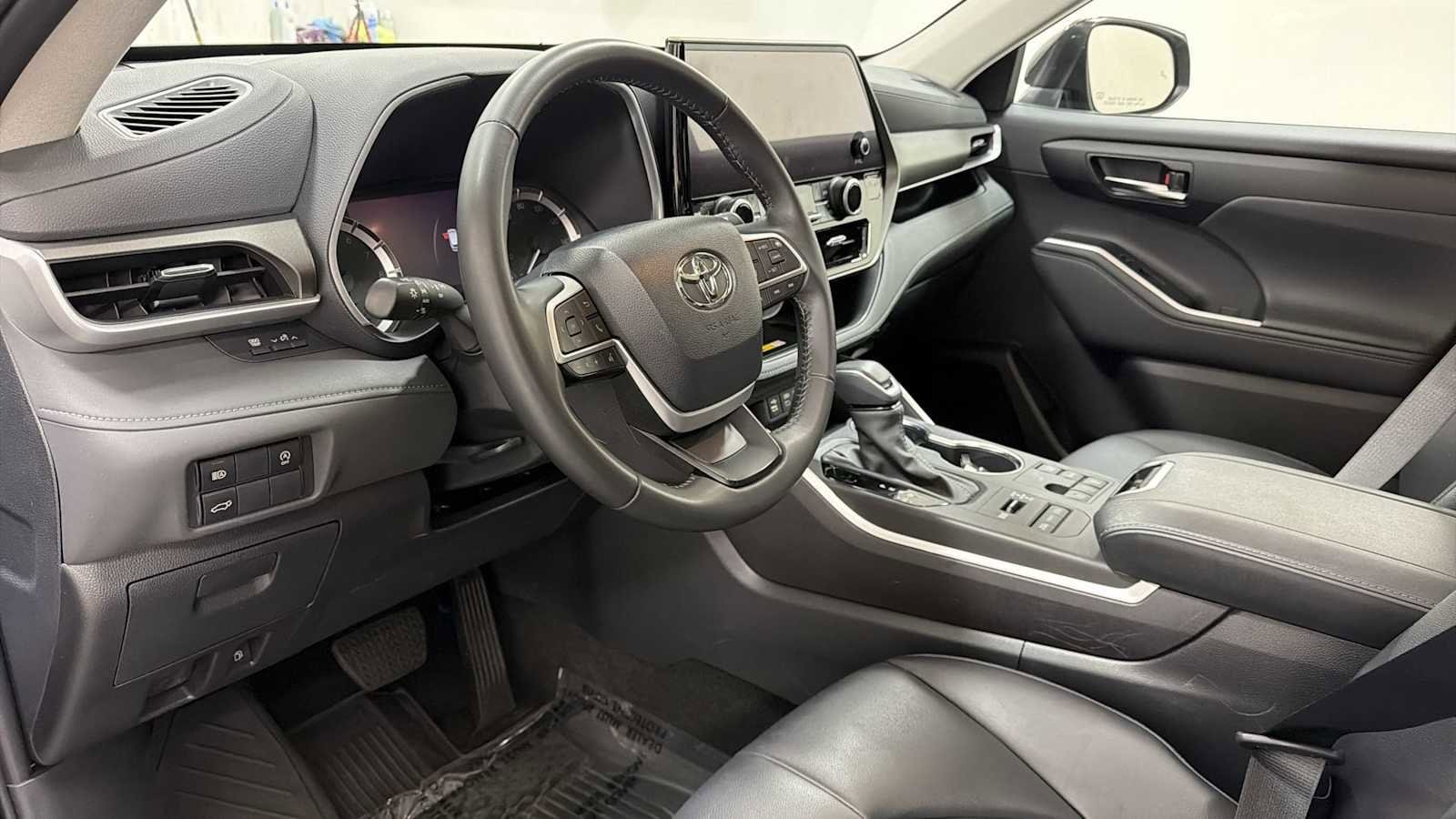 Thumbnail: 2024 Toyota Highlander - 12