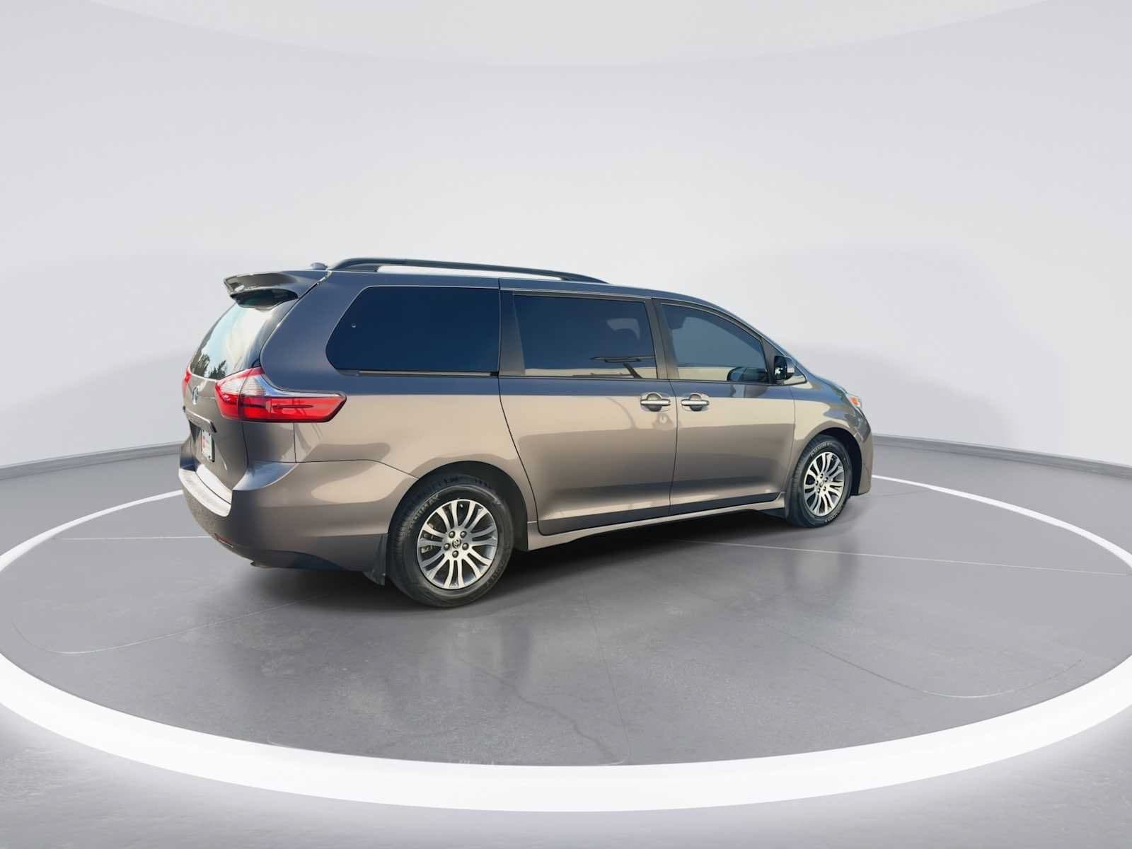 Thumbnail: 2020 Toyota Sienna - 8