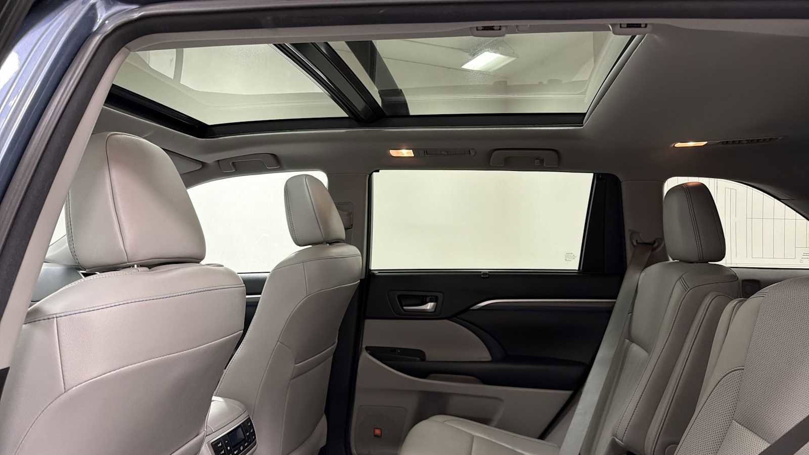 Thumbnail: 2017 Toyota Highlander - 24