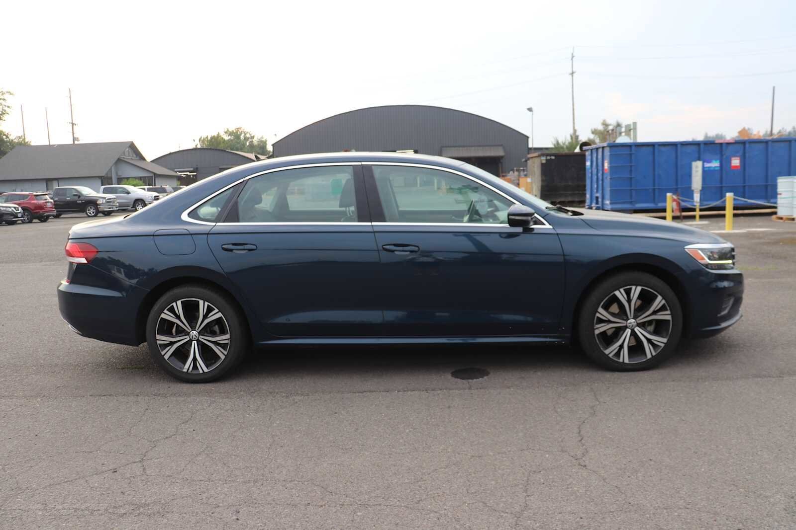 2021 Volkswagen Passat 2.0T SE photo 3