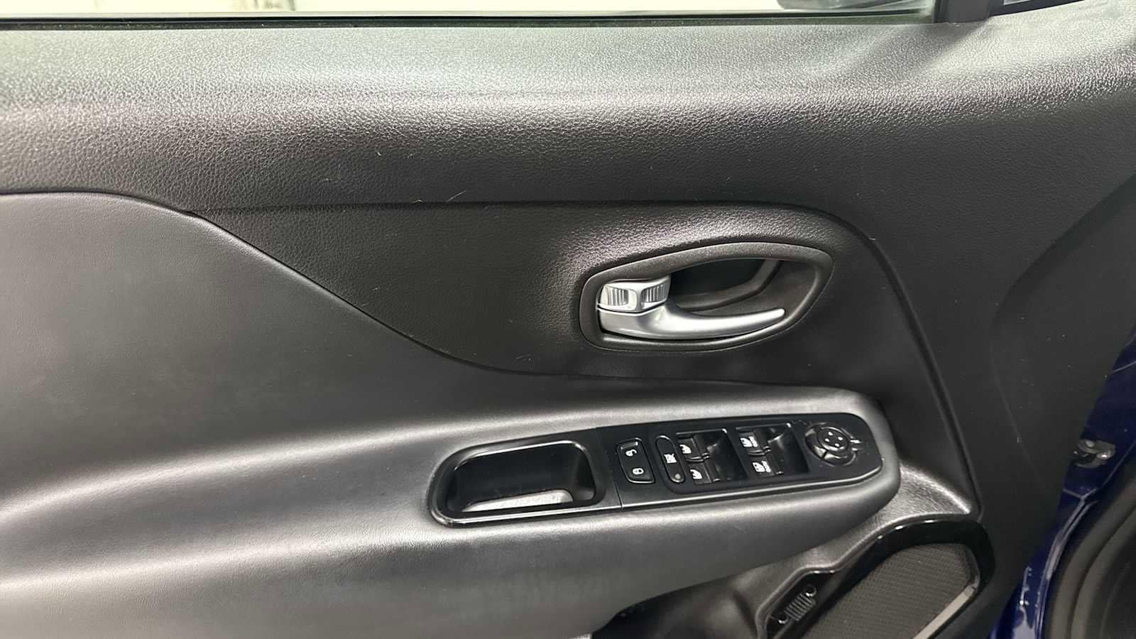 Thumbnail: 2017 Jeep Renegade - 15