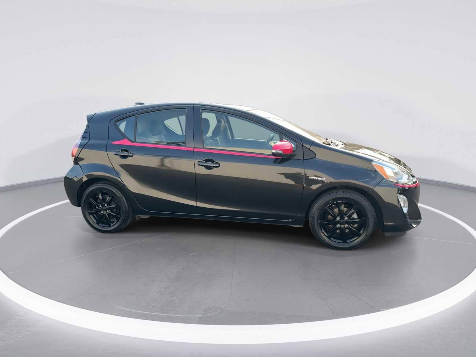 Thumbnail: 2016 Toyota Prius c - 9