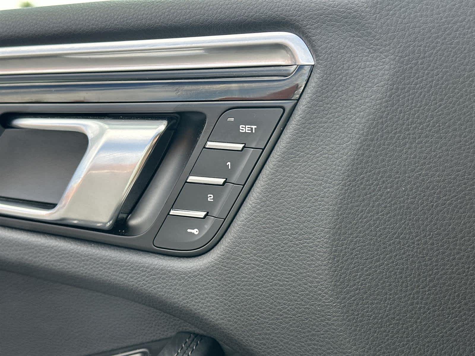 Thumbnail: 2023 Porsche Macan - 31