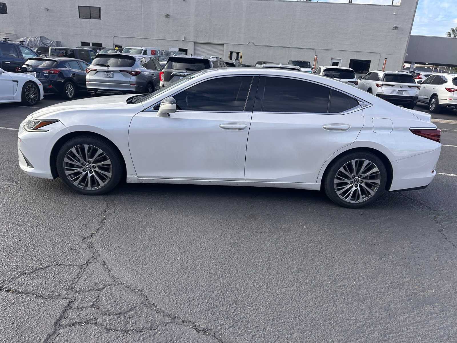 Thumbnail: 2019 Lexus ES - 2