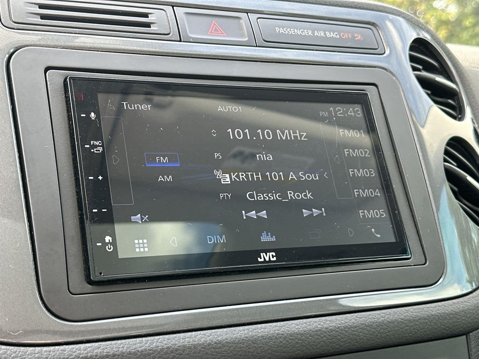 Thumbnail: 2017 Volkswagen Tiguan - 16