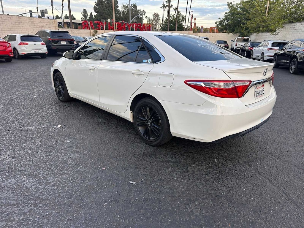 Used 2016 Toyota Camry SE Sedan