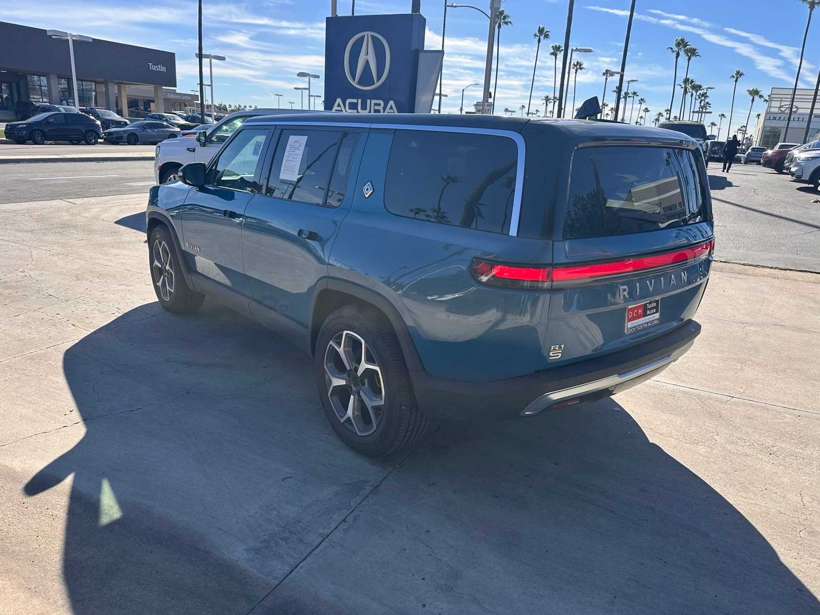 Thumbnail: 2023 Rivian R1S - 3