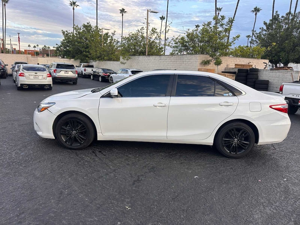 Used 2016 Toyota Camry SE Sedan
