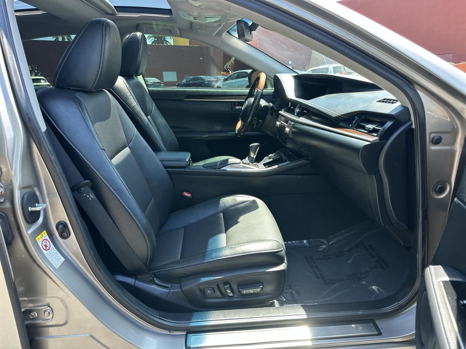 Thumbnail: 2017 Lexus ES - 14