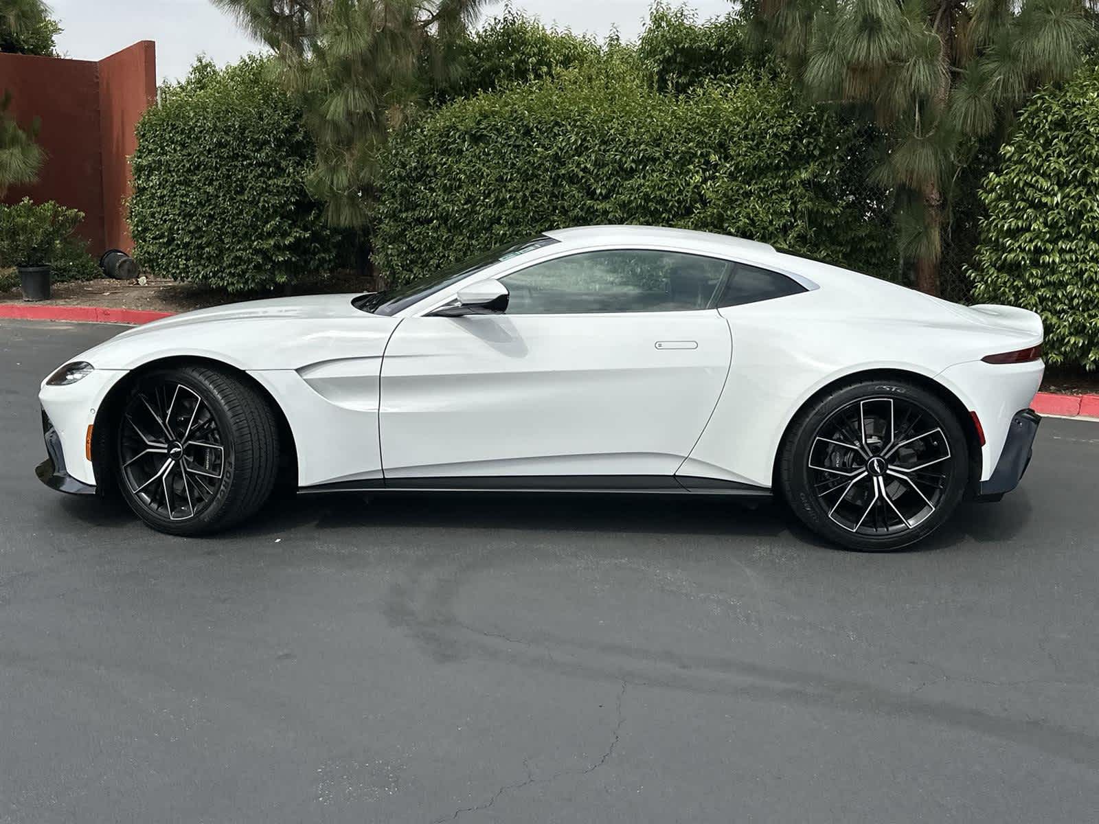 Thumbnail: 2022 Aston Martin Vantage - 3