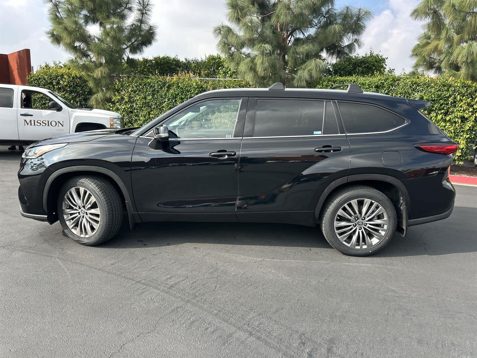 Thumbnail: 2022 Toyota Highlander - 3