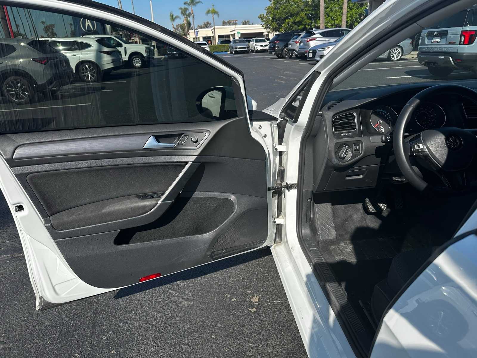 Thumbnail: 2017 Volkswagen e-Golf - 6