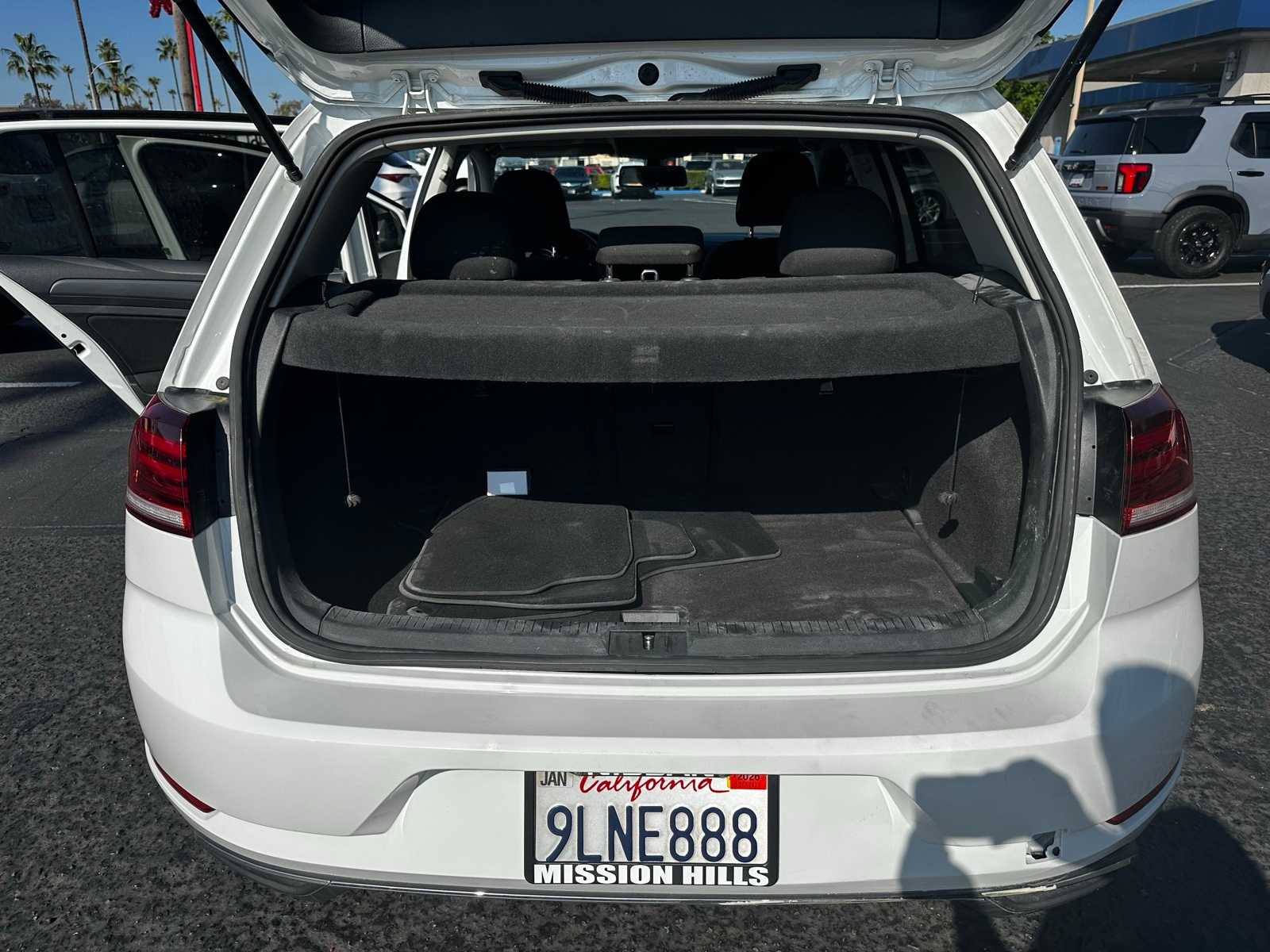 Thumbnail: 2017 Volkswagen e-Golf - 9