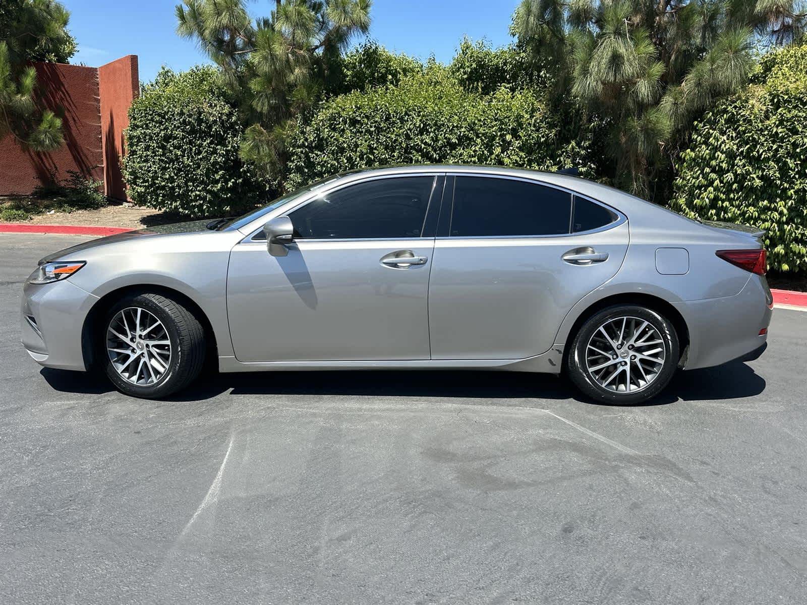 Thumbnail: 2017 Lexus ES - 3