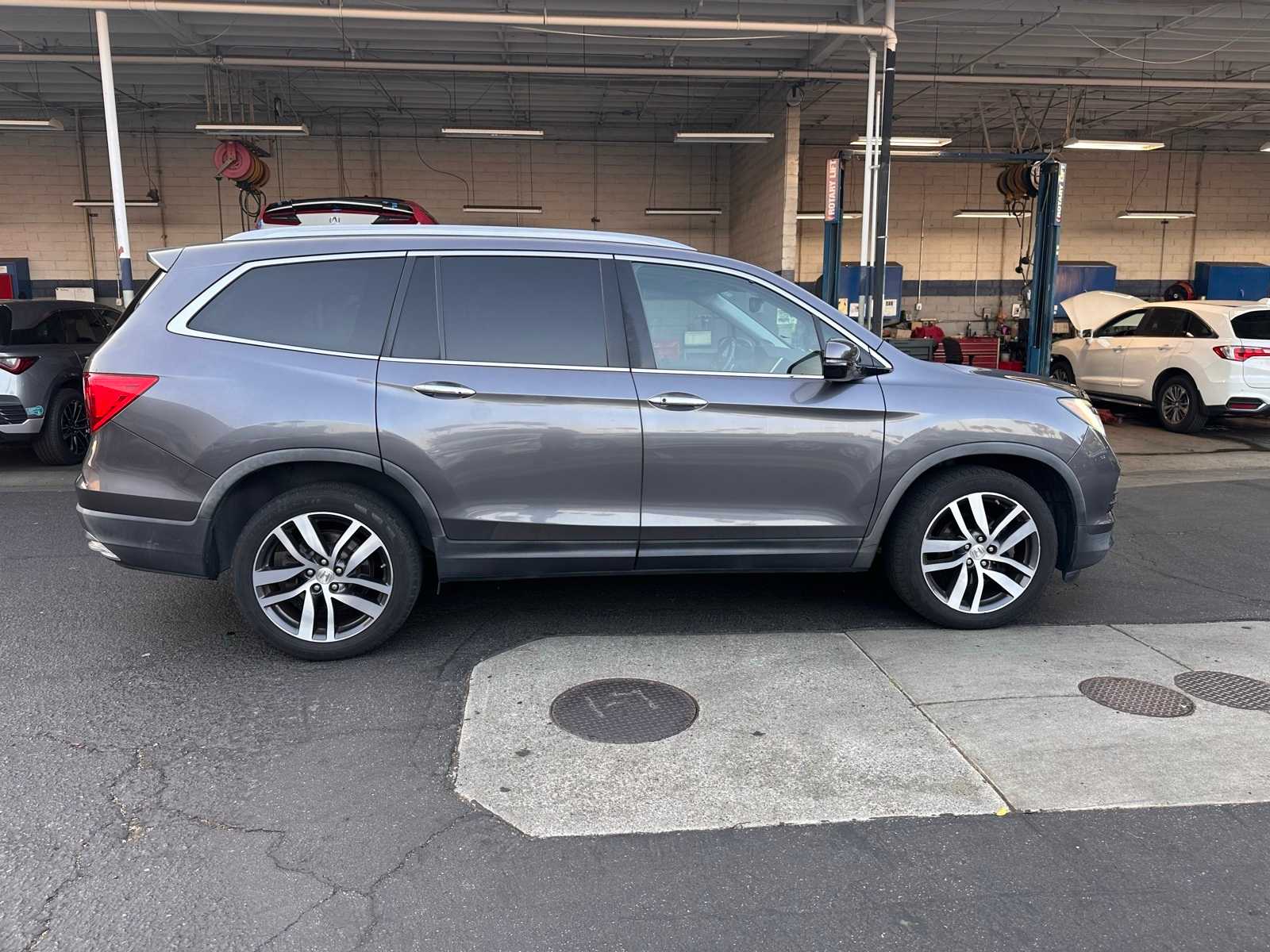 Thumbnail: 2017 Honda Pilot - 6