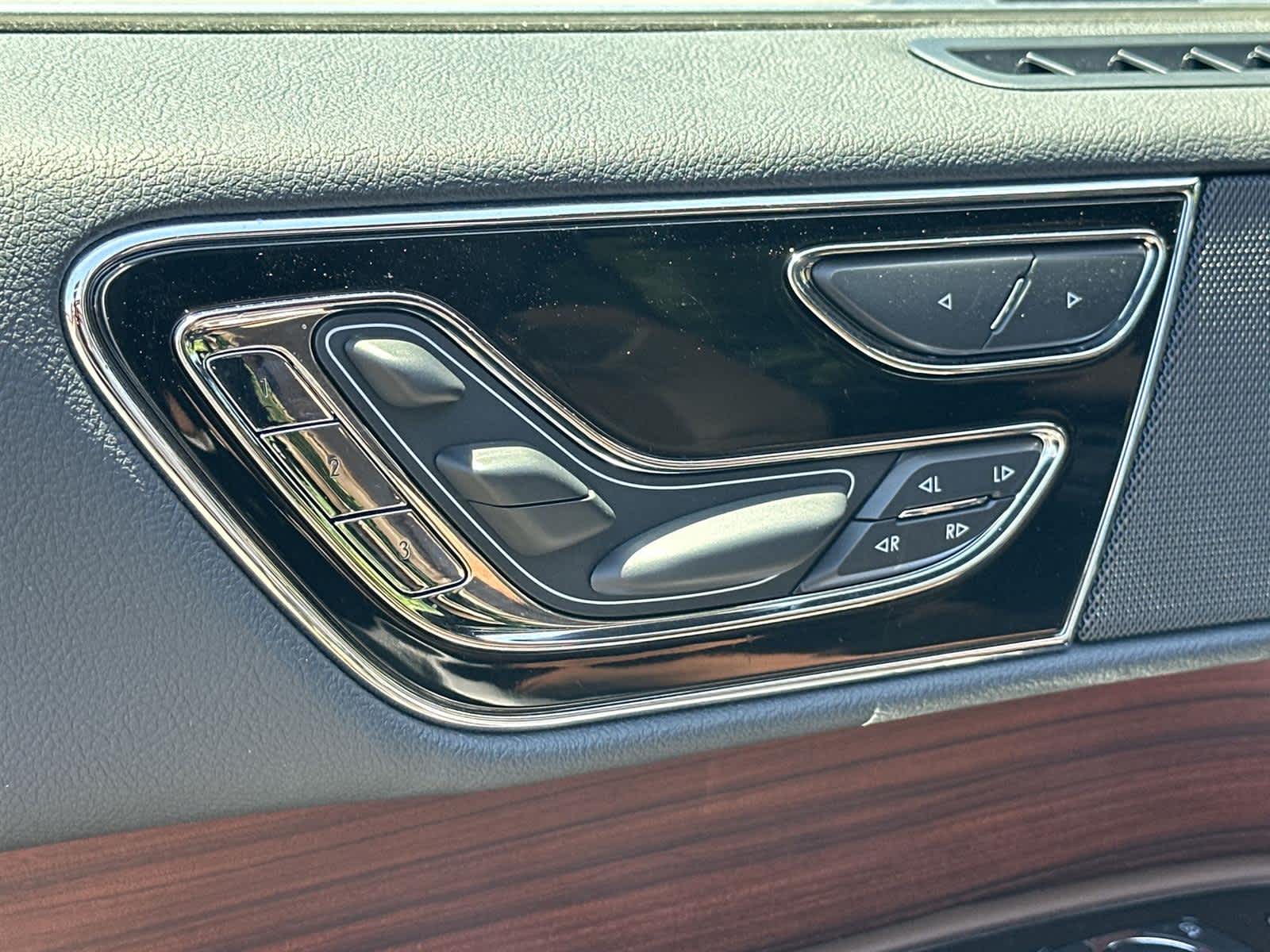 Thumbnail: 2023 Lincoln Navigator L - 23