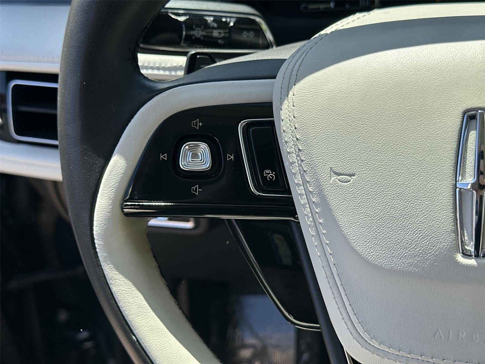 Thumbnail: 2023 Lincoln Aviator - 34