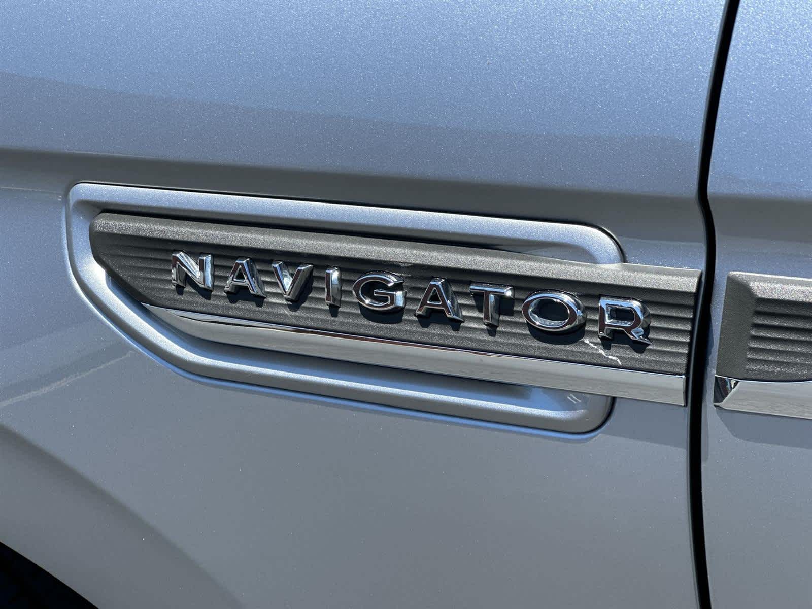 Thumbnail: 2023 Lincoln Navigator L - 7