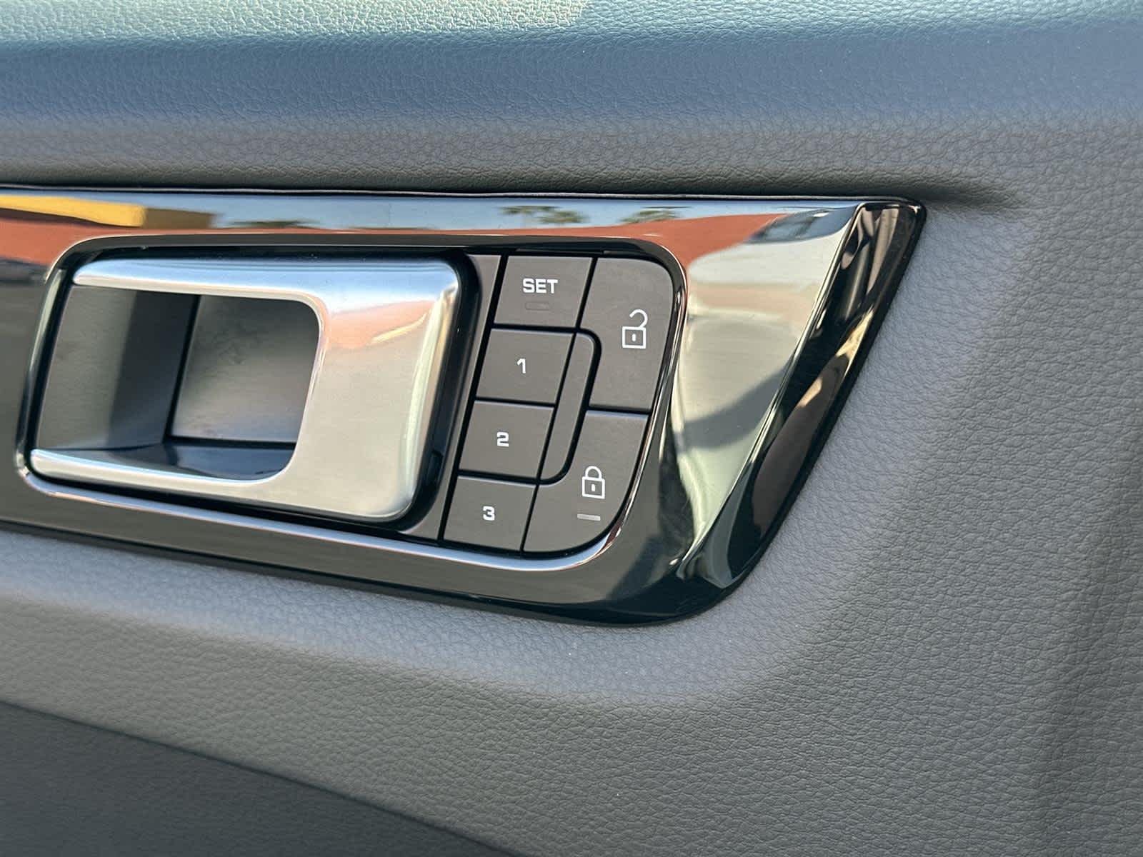 Thumbnail: 2023 Porsche Cayenne - 30