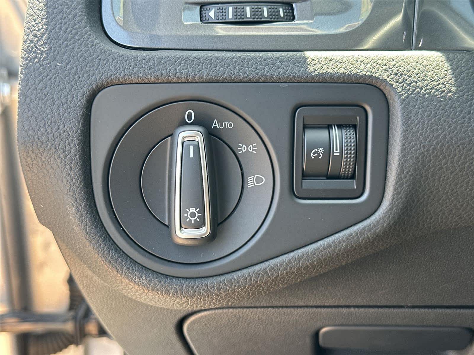 Thumbnail: 2016 Volkswagen e-Golf - 38