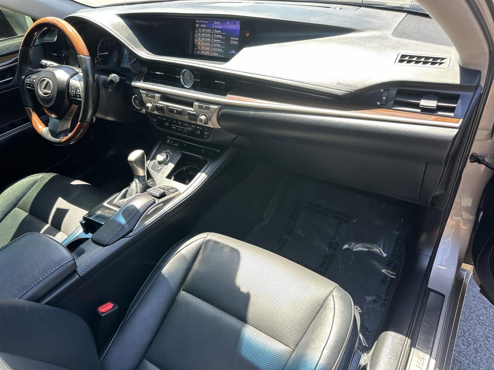 Thumbnail: 2017 Lexus ES - 12