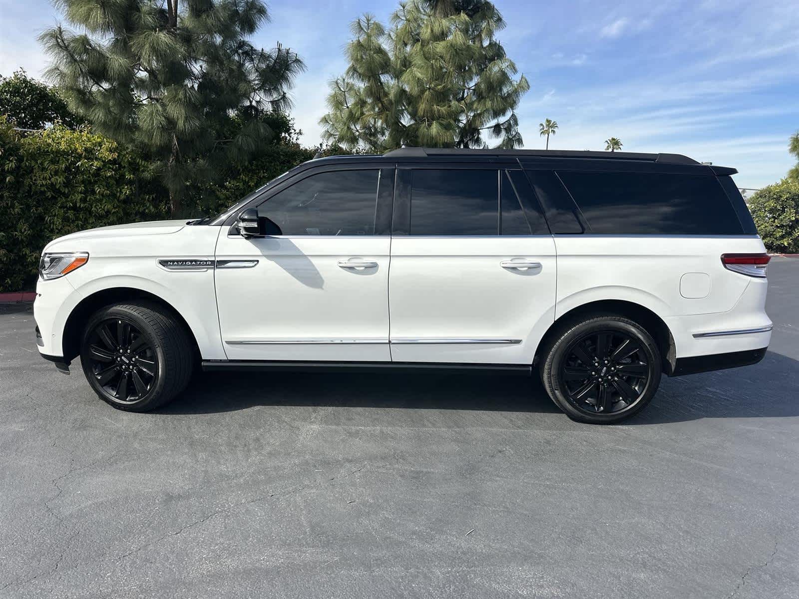 Thumbnail: 2023 Lincoln Navigator L - 3