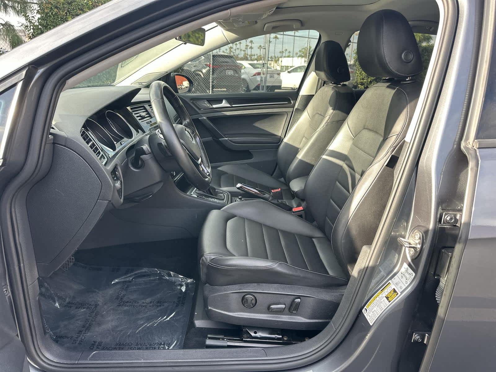 Thumbnail: 2017 Volkswagen Golf - 11