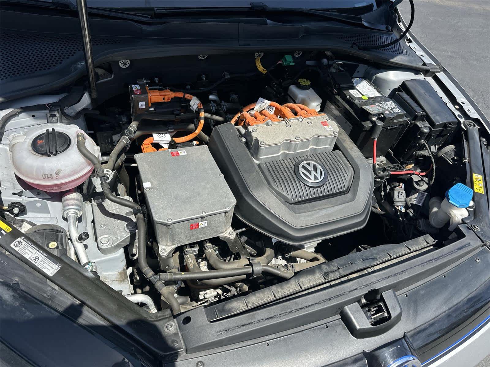 Thumbnail: 2016 Volkswagen e-Golf - 10