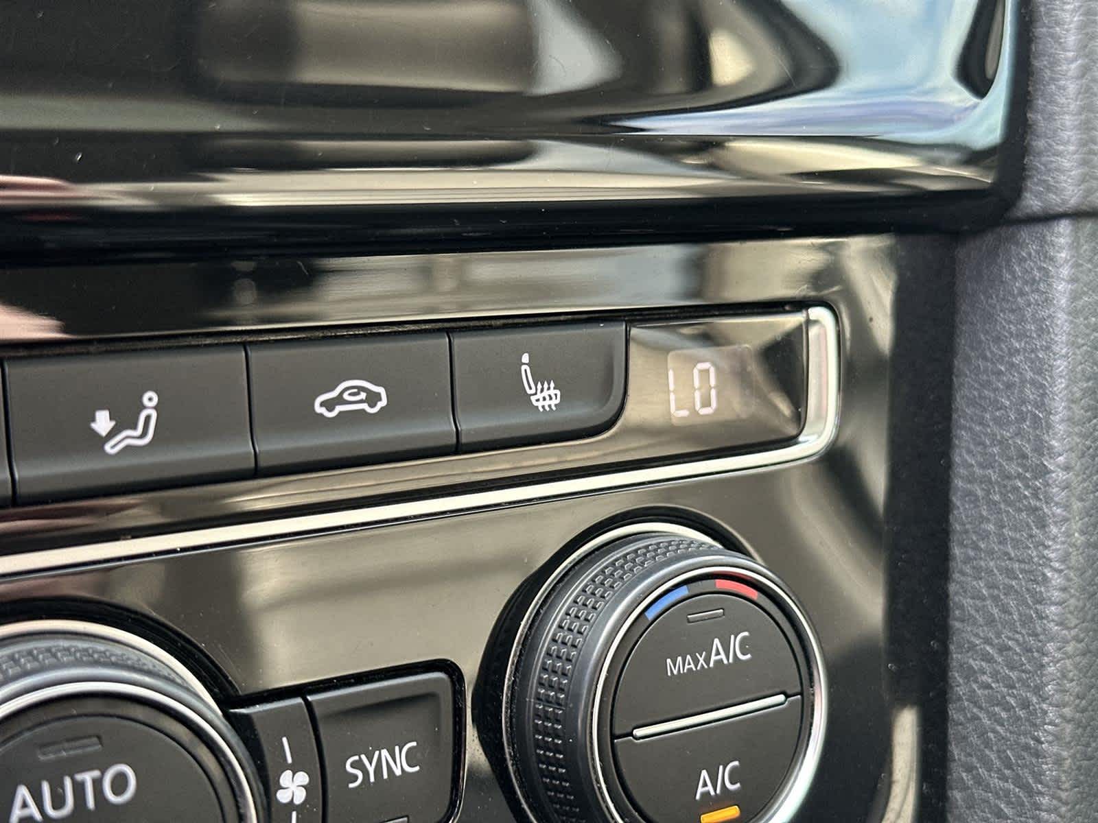 Thumbnail: 2017 Volkswagen Golf - 26