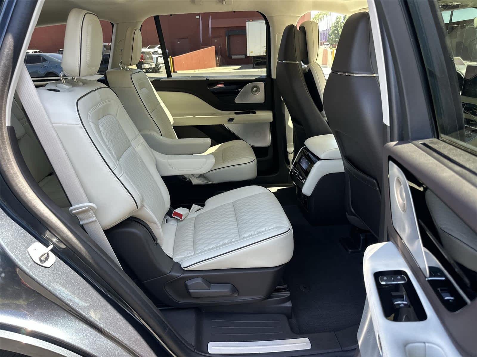 Thumbnail: 2023 Lincoln Aviator - 14