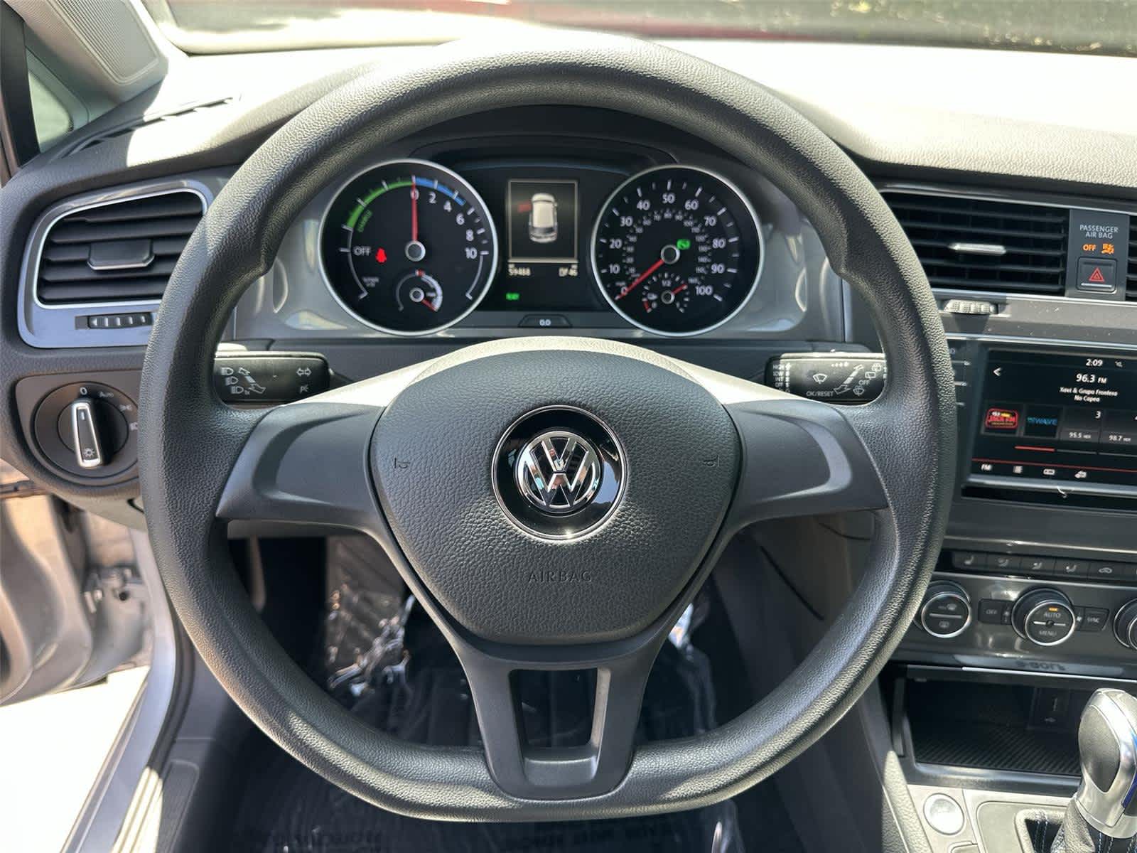 Thumbnail: 2016 Volkswagen e-Golf - 16
