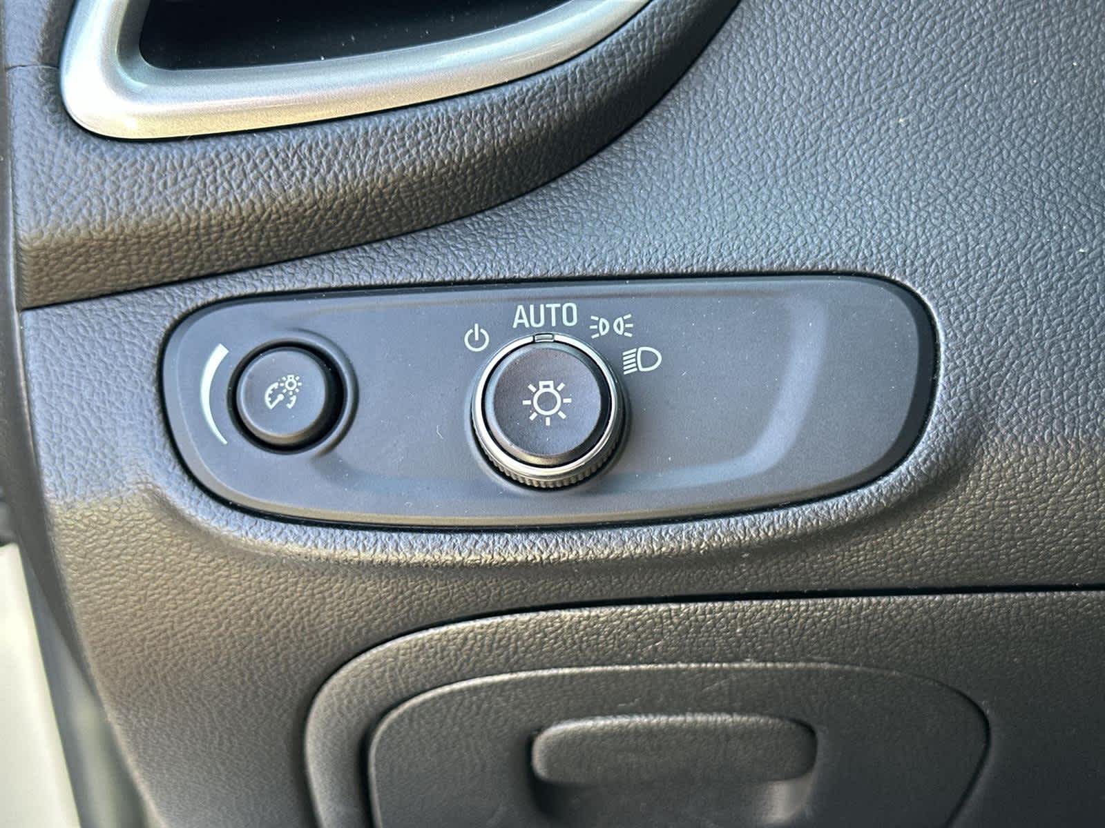 Thumbnail: 2018 Chevrolet Trax - 30