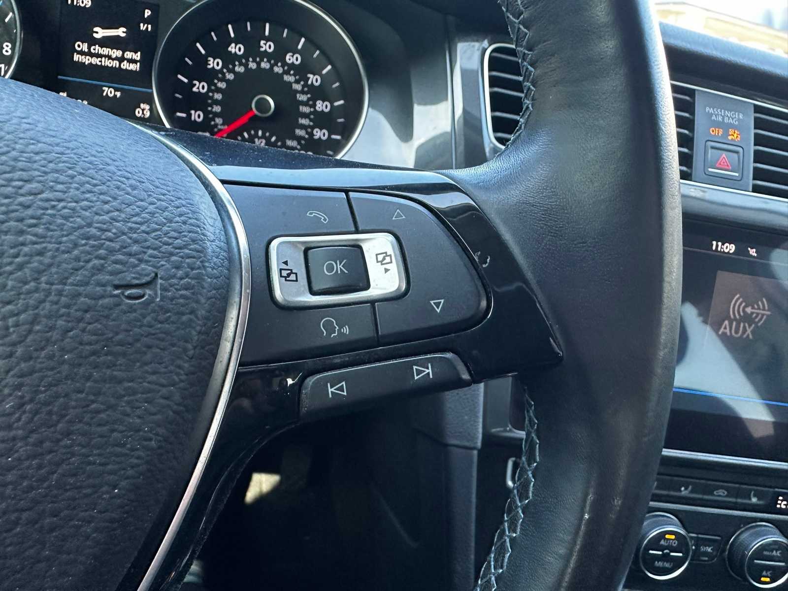 Thumbnail: 2017 Volkswagen e-Golf - 17