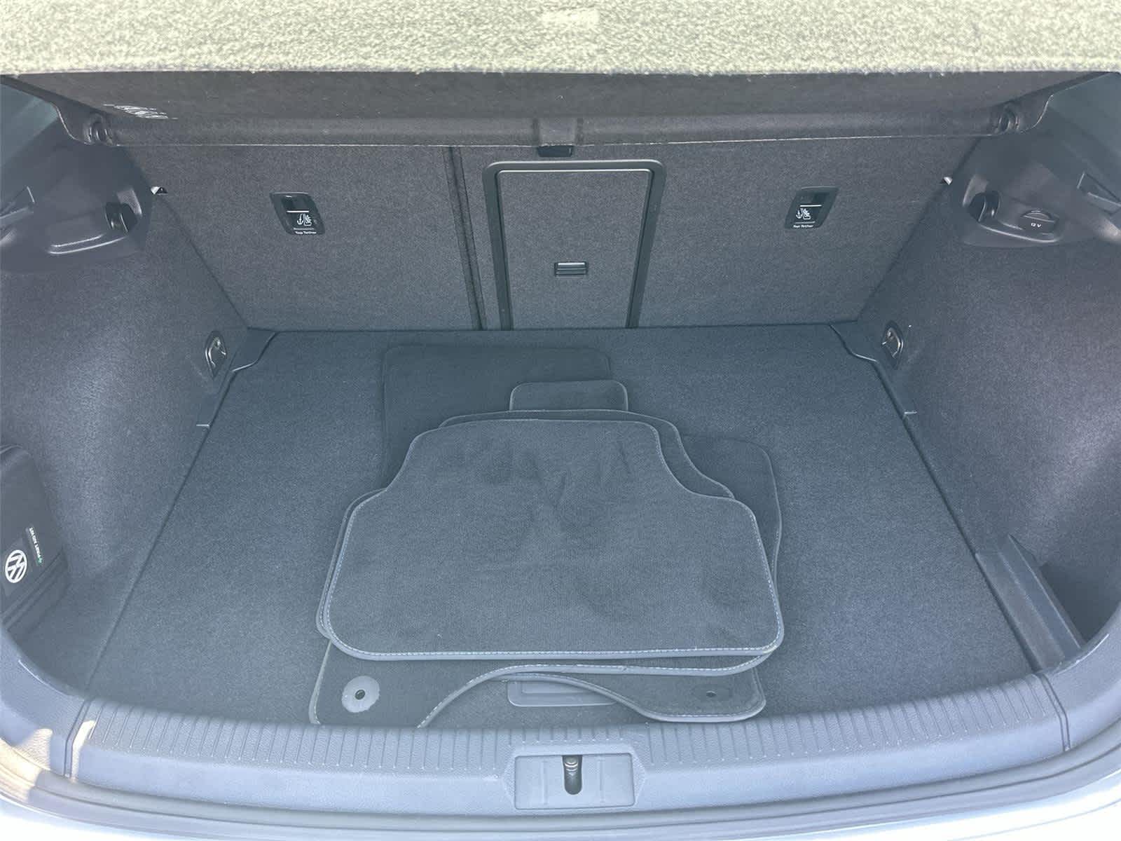 Thumbnail: 2016 Volkswagen e-Golf - 20