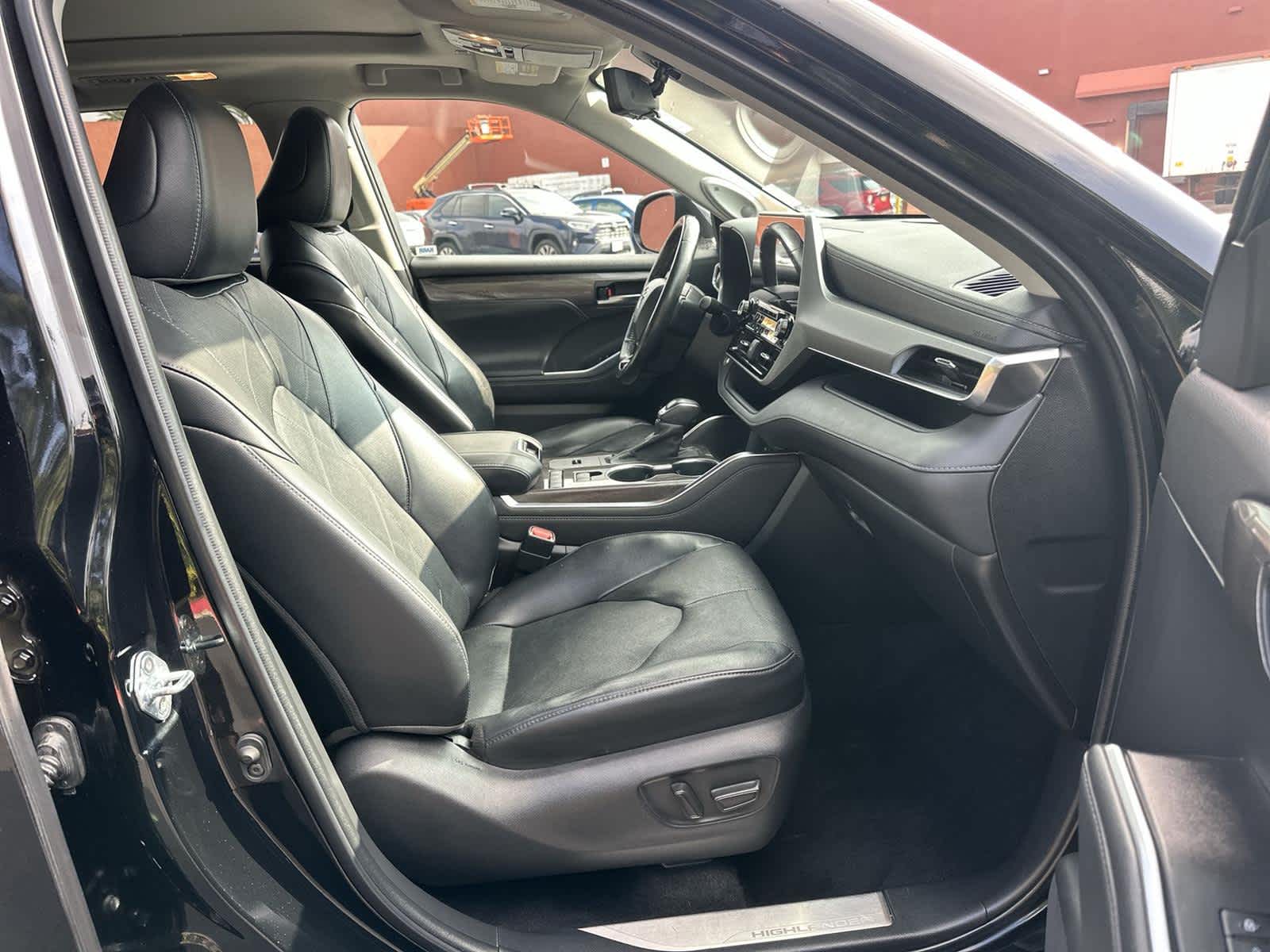 Thumbnail: 2022 Toyota Highlander - 14