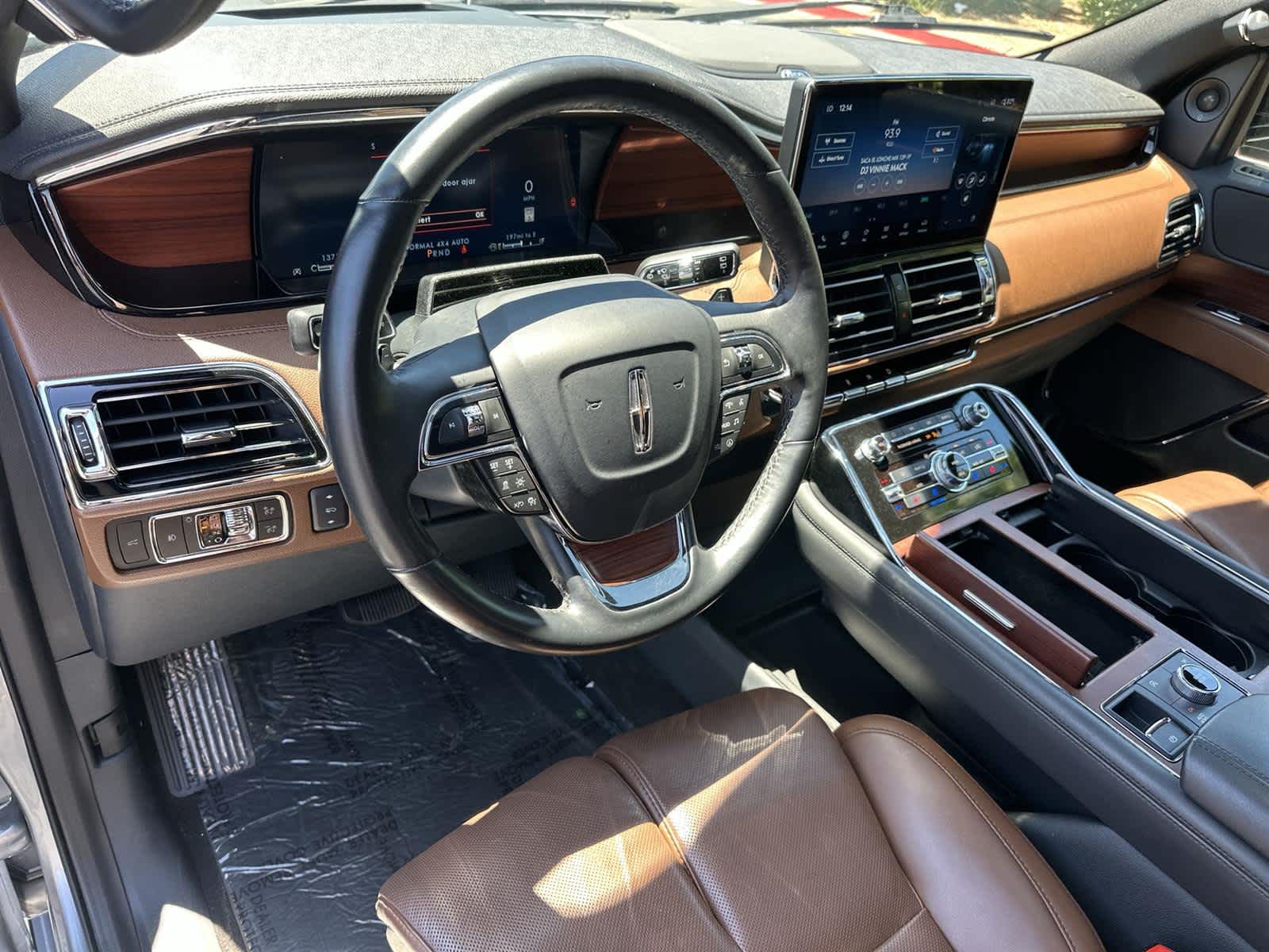 Thumbnail: 2023 Lincoln Navigator L - 2