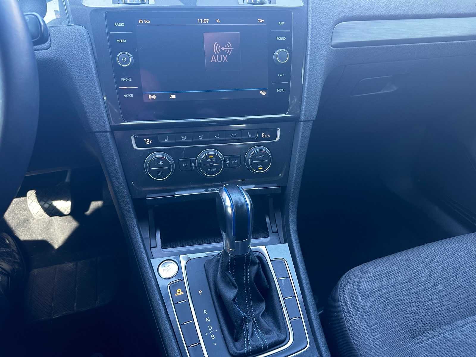 Thumbnail: 2017 Volkswagen e-Golf - 16