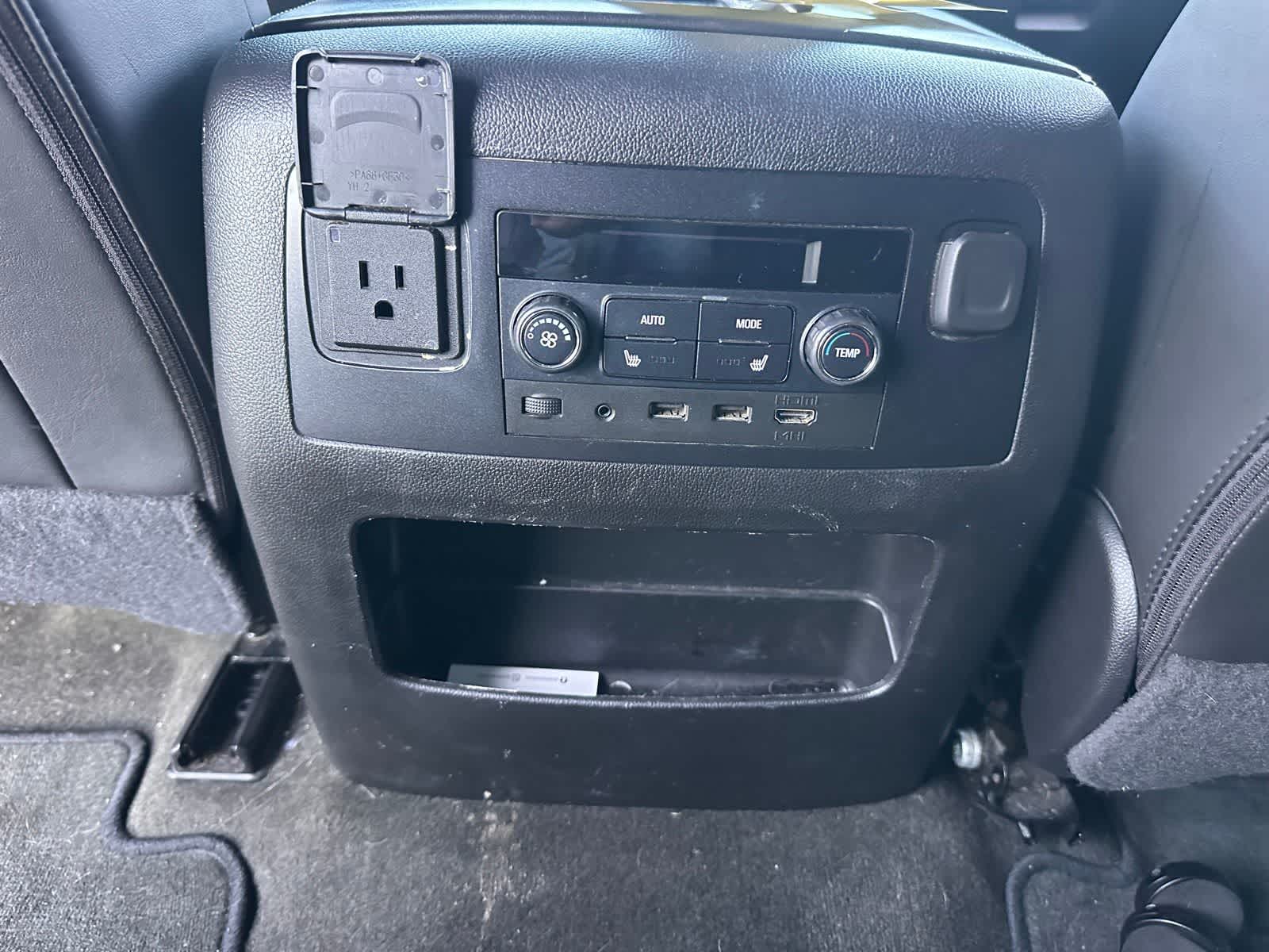 Thumbnail: 2018 GMC Yukon XL - 23