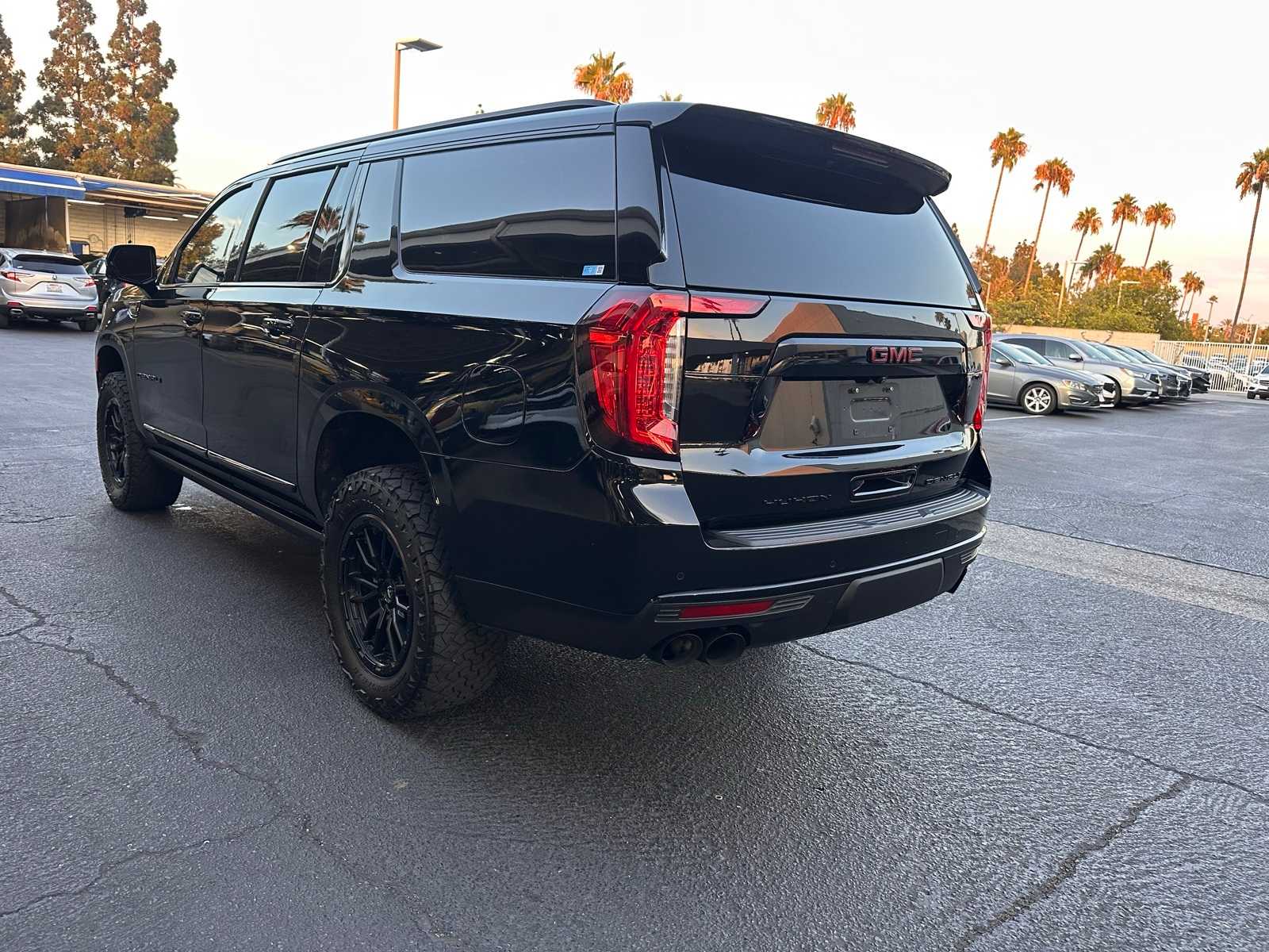 Thumbnail: 2022 GMC Yukon XL - 3