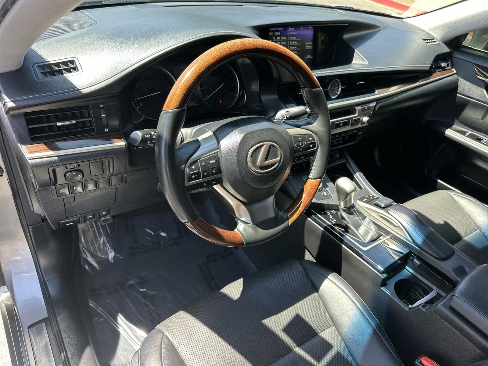 Thumbnail: 2017 Lexus ES - 2
