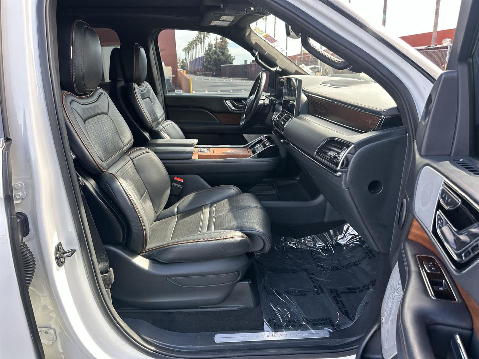 Thumbnail: 2023 Lincoln Navigator L - 14