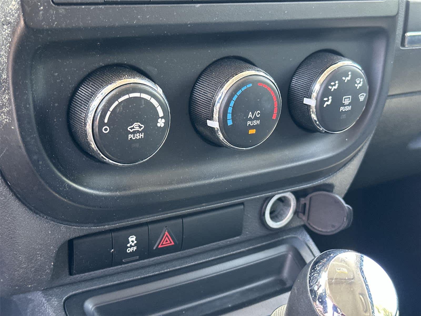Thumbnail: 2016 Jeep Patriot - 34