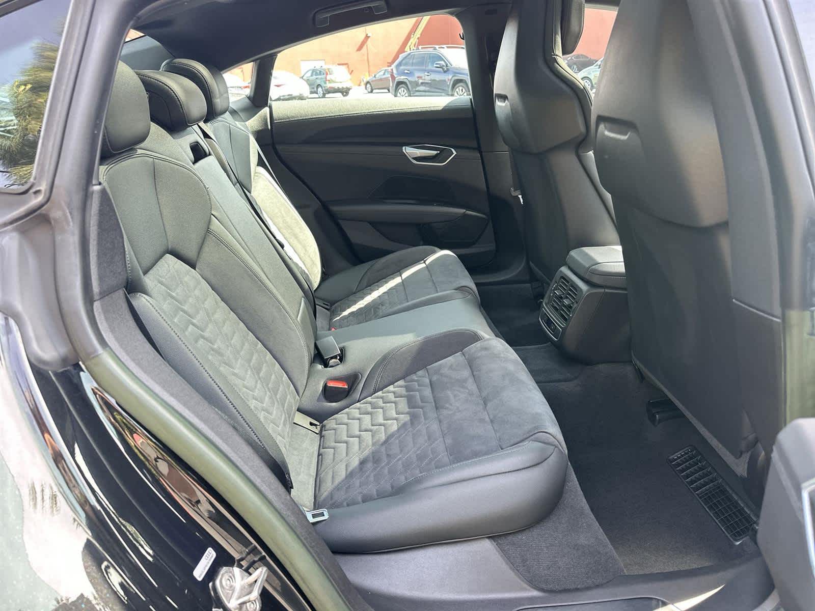 Thumbnail: 2022 Audi e-tron GT - 13