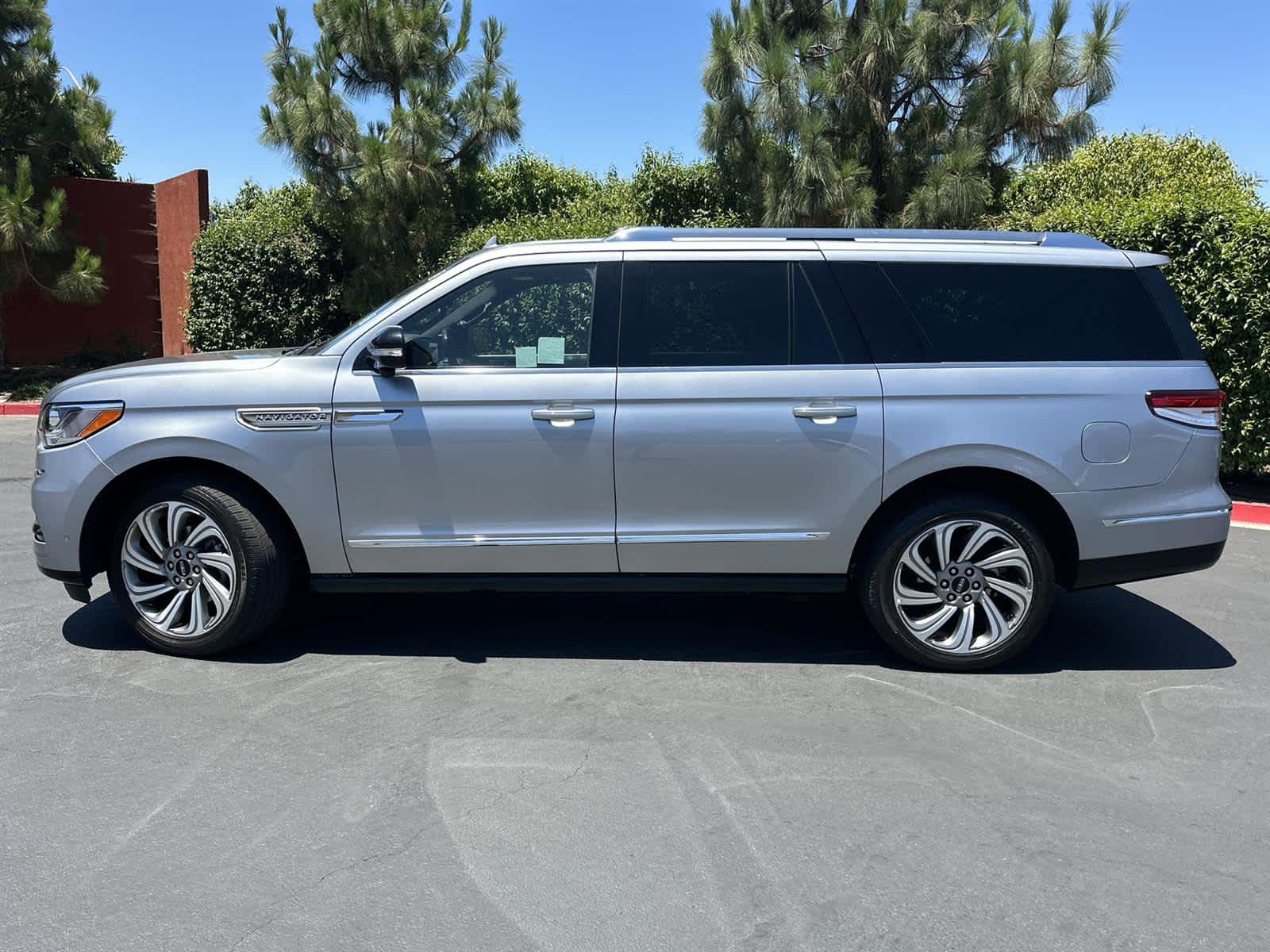 Thumbnail: 2023 Lincoln Navigator L - 3