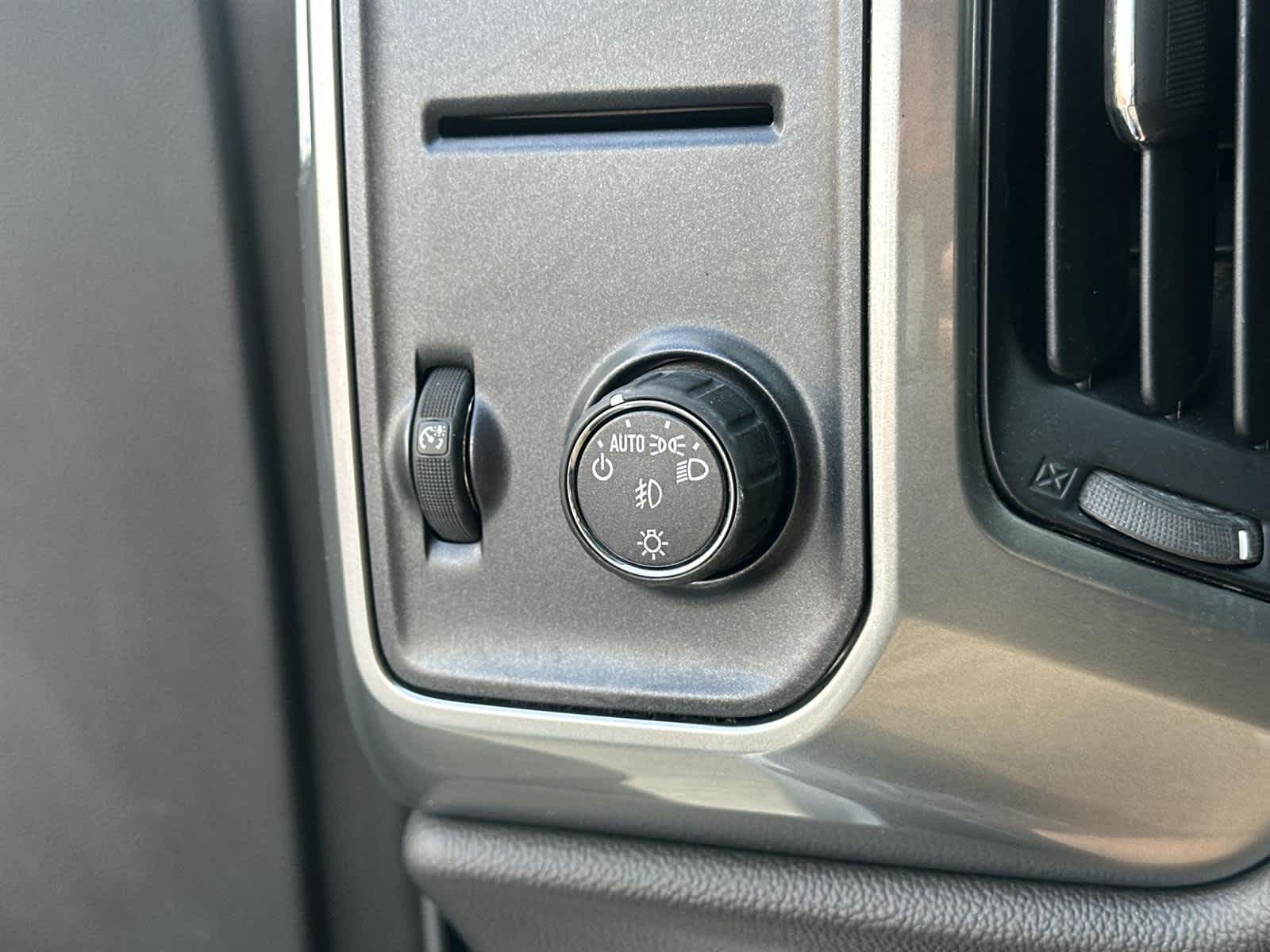 Thumbnail: 2016 Chevrolet Silverado 1500 - 26