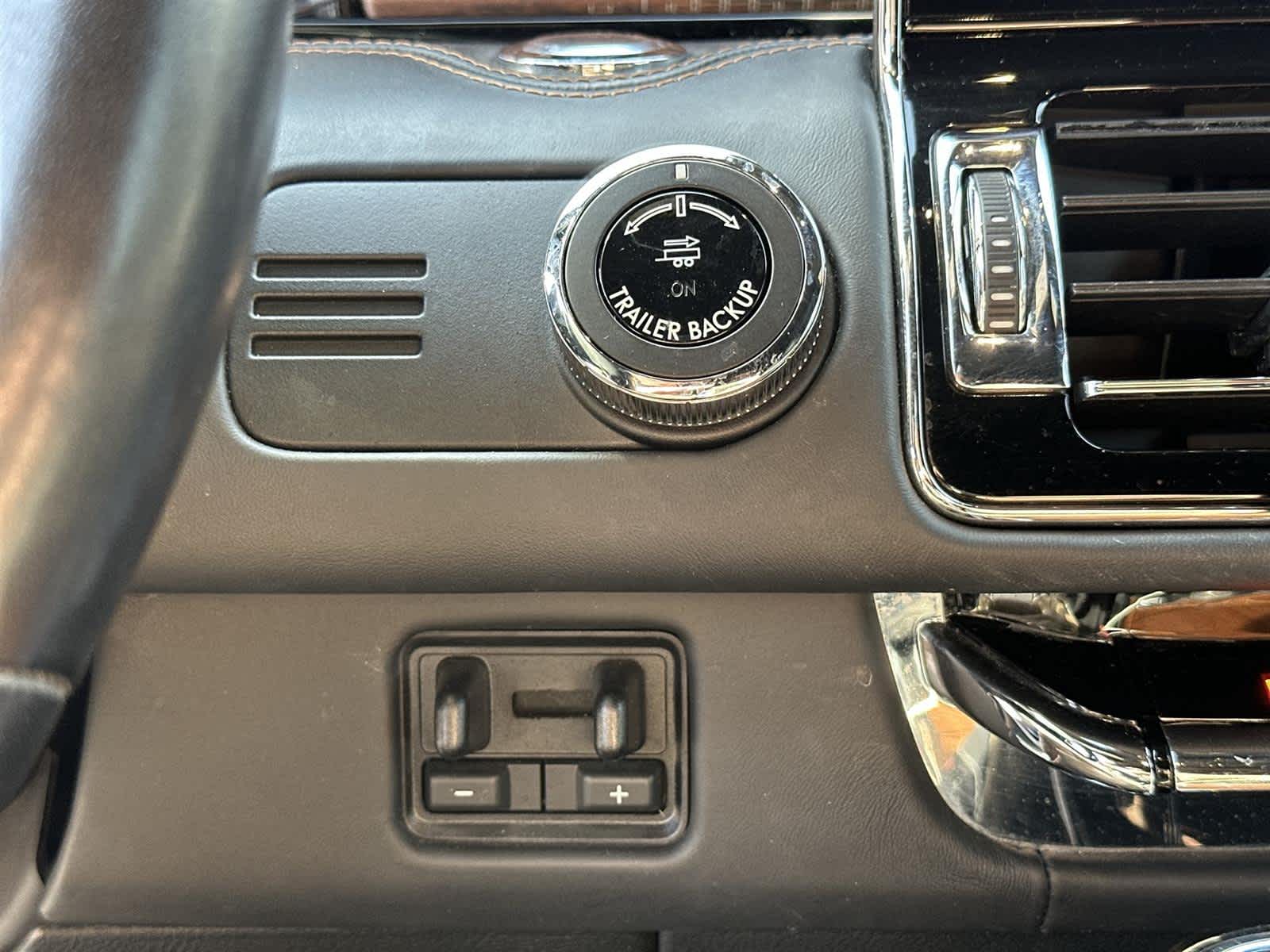 Thumbnail: 2023 Lincoln Navigator L - 26