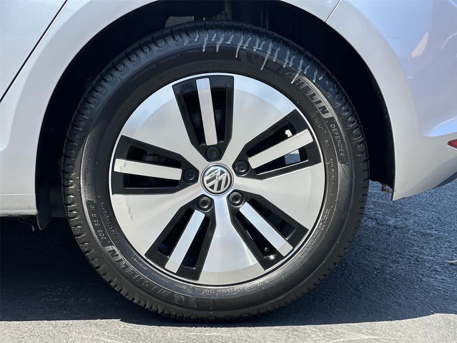 Thumbnail: 2016 Volkswagen e-Golf - 9