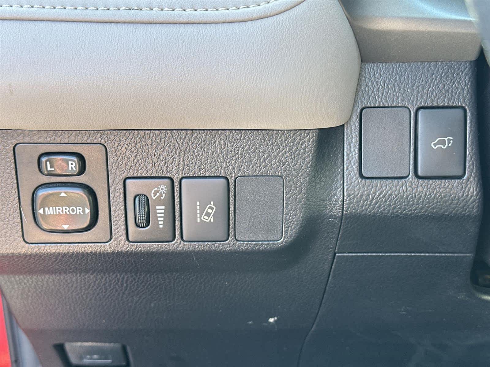 Thumbnail: 2017 Toyota RAV4 - 27