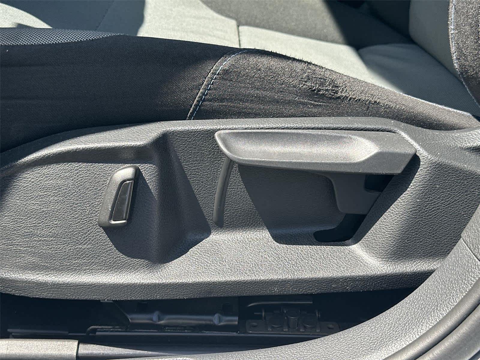 Thumbnail: 2016 Volkswagen e-Golf - 23